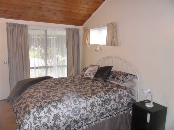 Queen Bed - July 2011 bldg extn room now larger