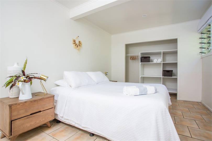 King size bedroom or 3 singles