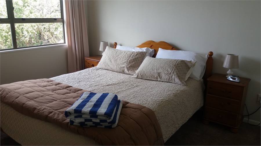 Bedroom 1 - Queen bed