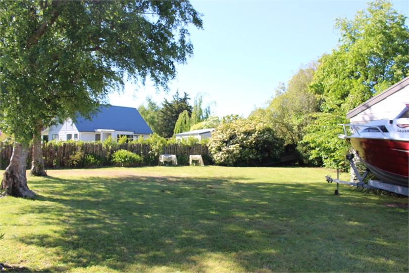 Large rear parking area/Safe boat parking 