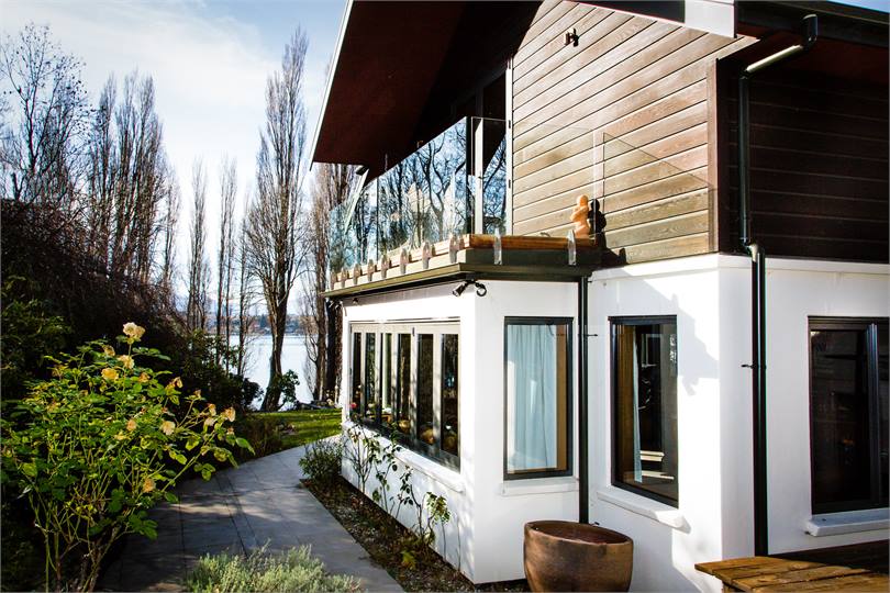 Enter the 5 acre Wanaka station park