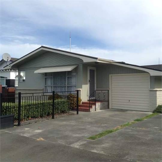 Walk to City, 2 BR Townhouse, Treelined Crescent Napier Townhouse