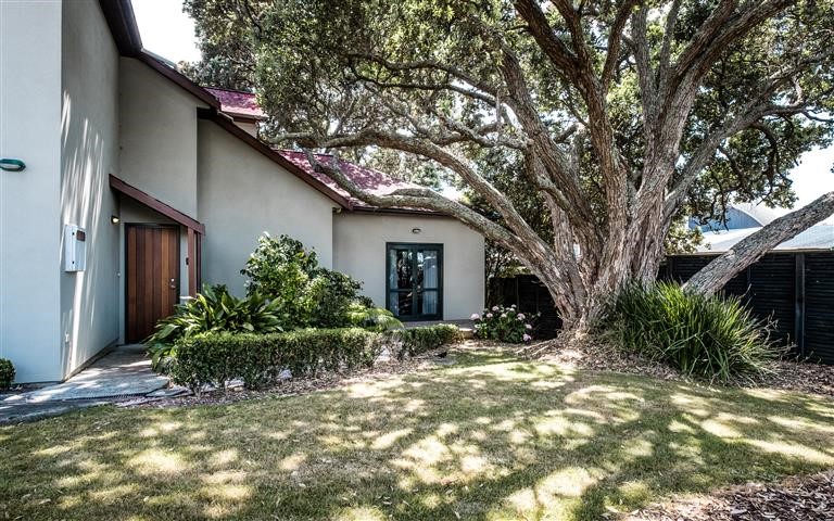 front yard on 3 bed side