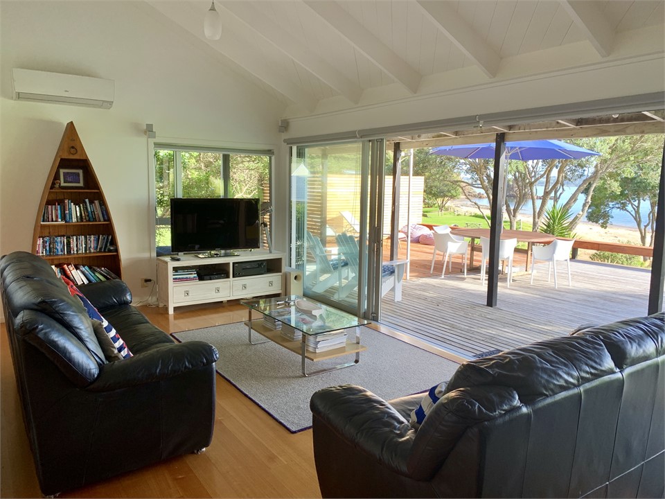 Spacious comfy living area. Sky TV, Home Theatre