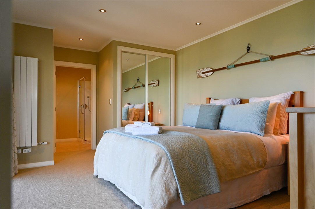 King Bedroom to Ensuite Bathroom