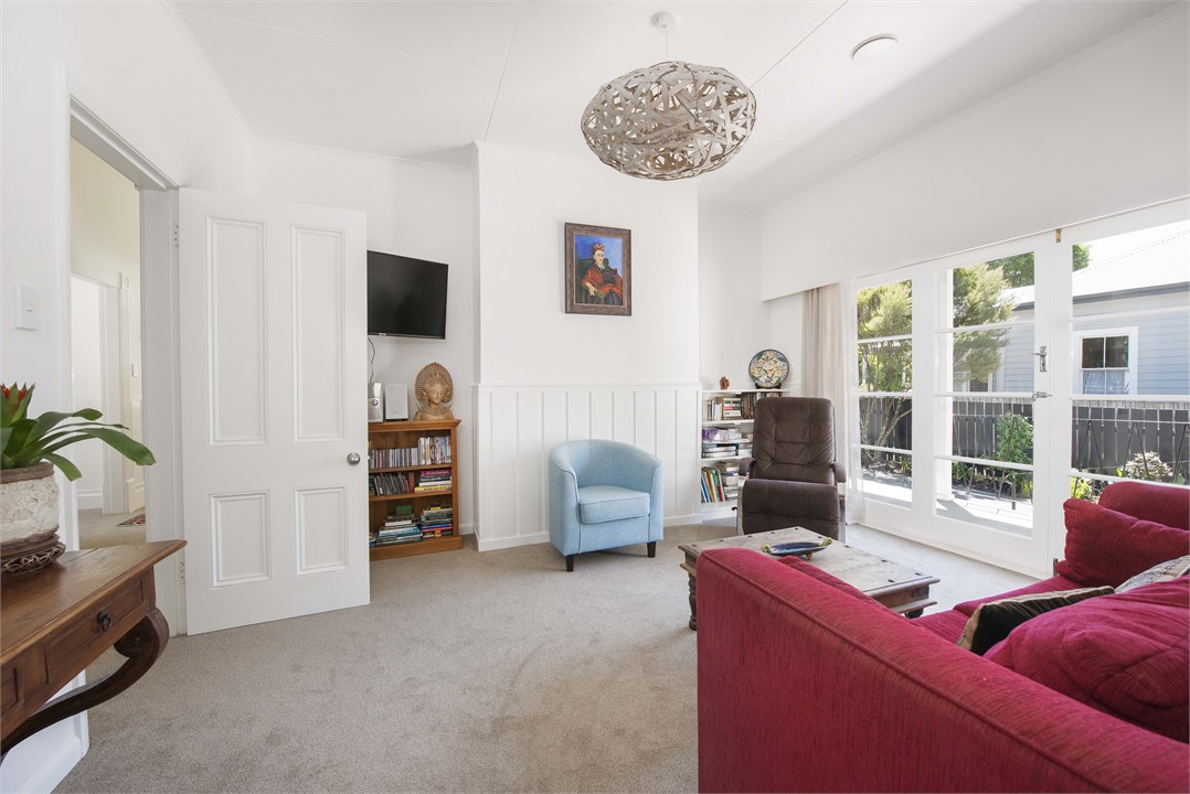 Smart TV, Freeview, Movie & Book collection