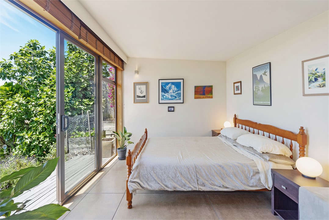 Bedroom 2 with Queen bed