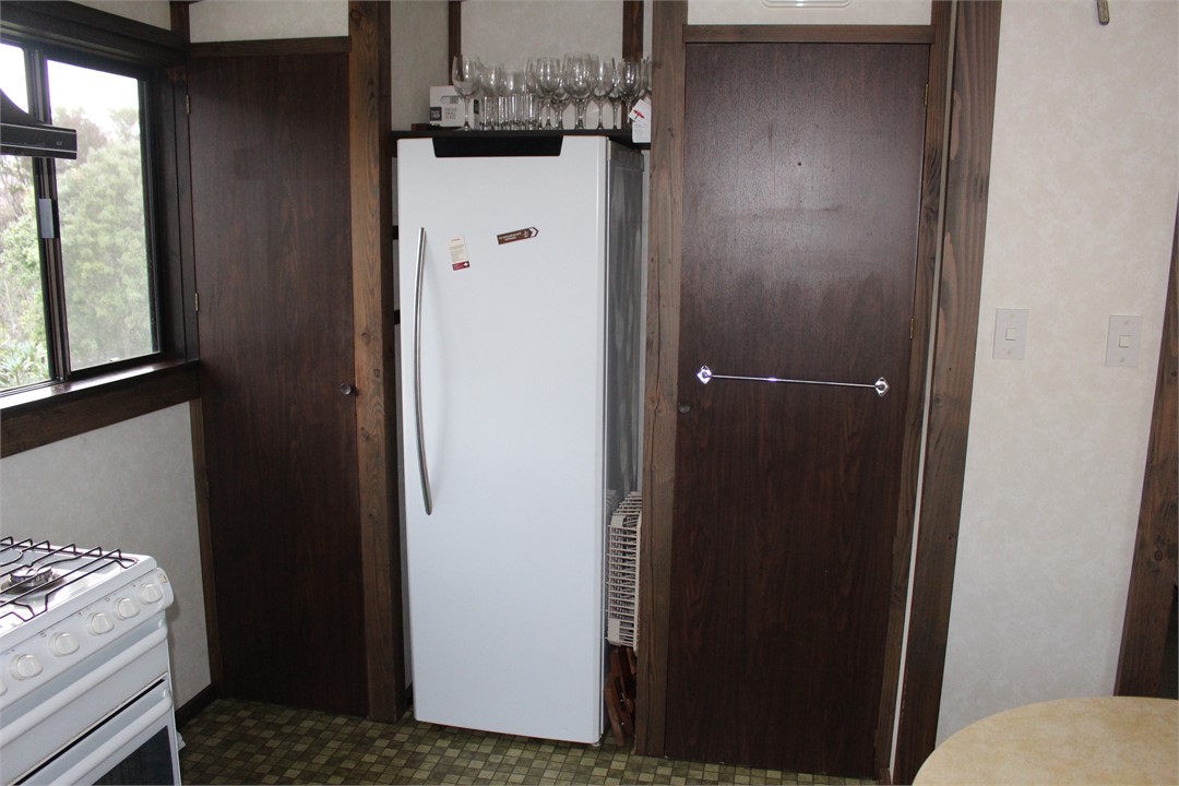 Big fridge and pantry, dishwasher
