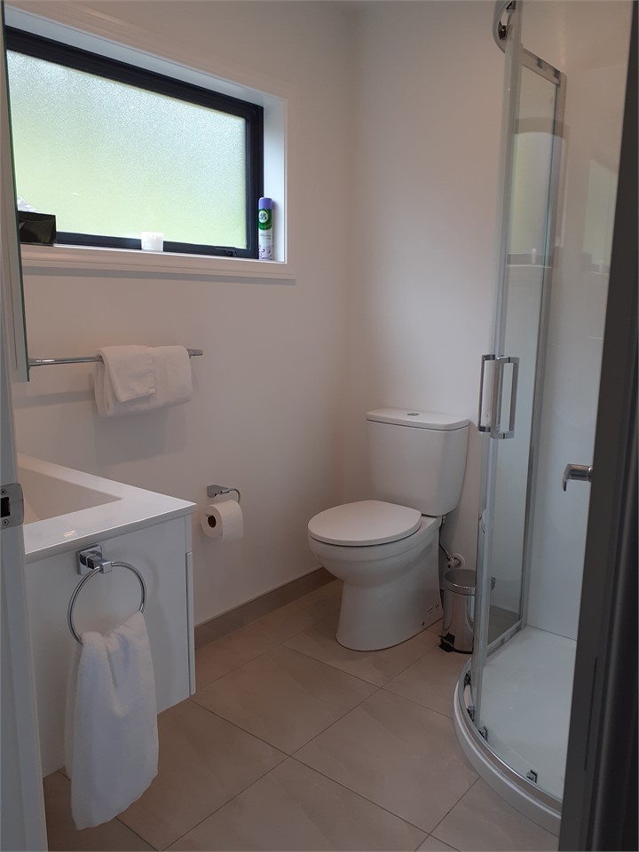 Master bedroom en-suite bathroom ...