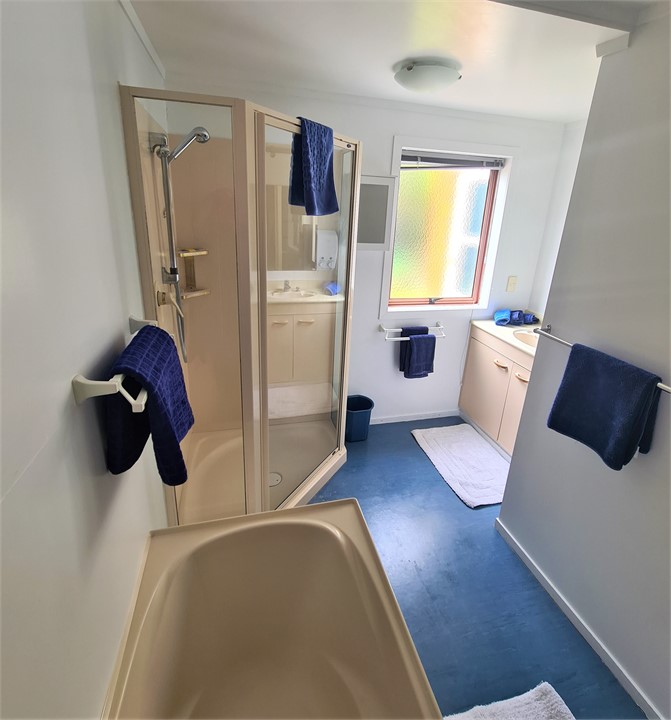 Cottage Bathroom 3 - Shower & Bathtub