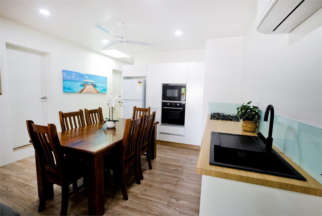 Kitchen, ceiling fan