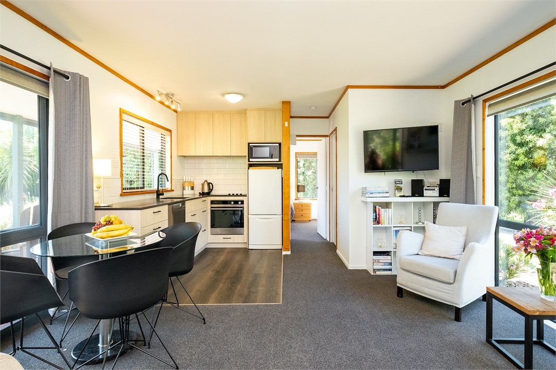 Magnolia Kitchenette and Dining