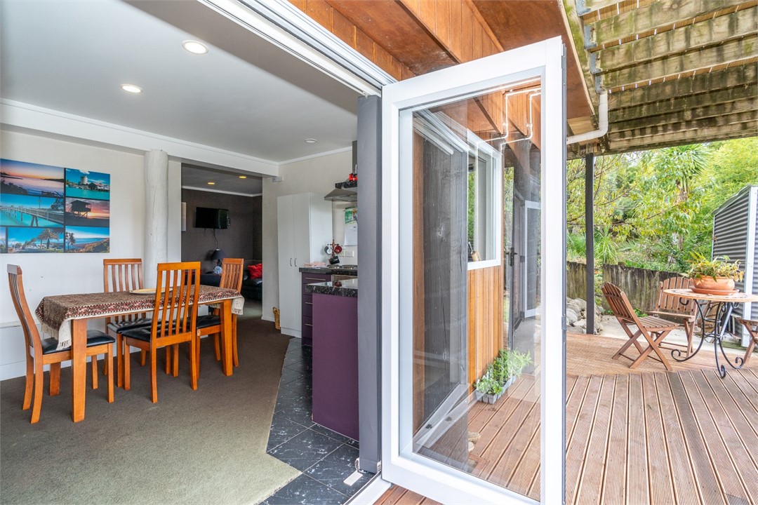 Dining area that seats 4