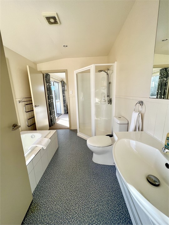 Bathroom 1 connecting bedroom 1 and 2 upstairs