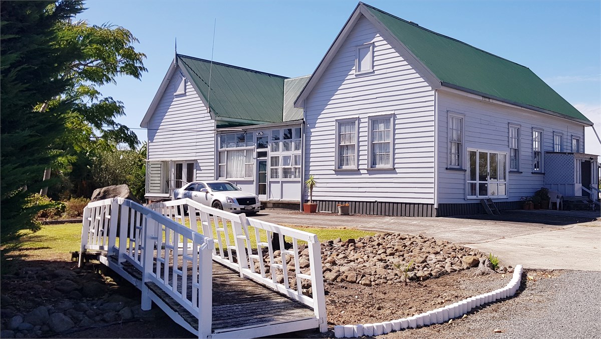 WHARE KURA roomy GuestWing at the Old Aratapu School House Kaipara Harbour Villa for rent
