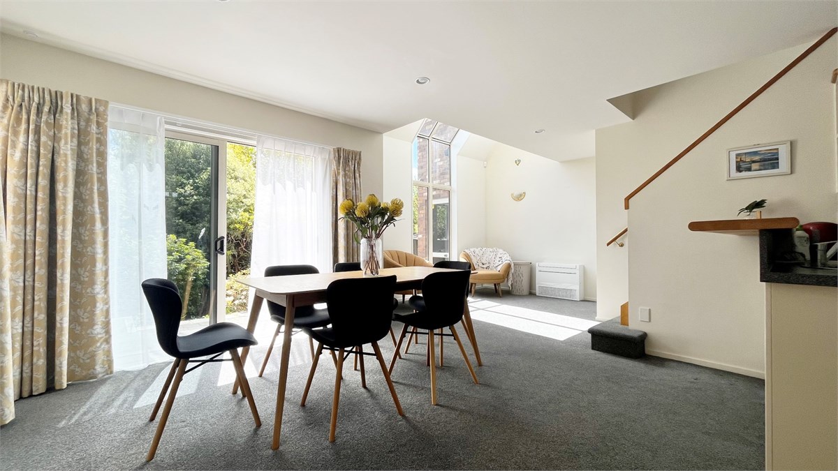 Dining table that seats 6 people