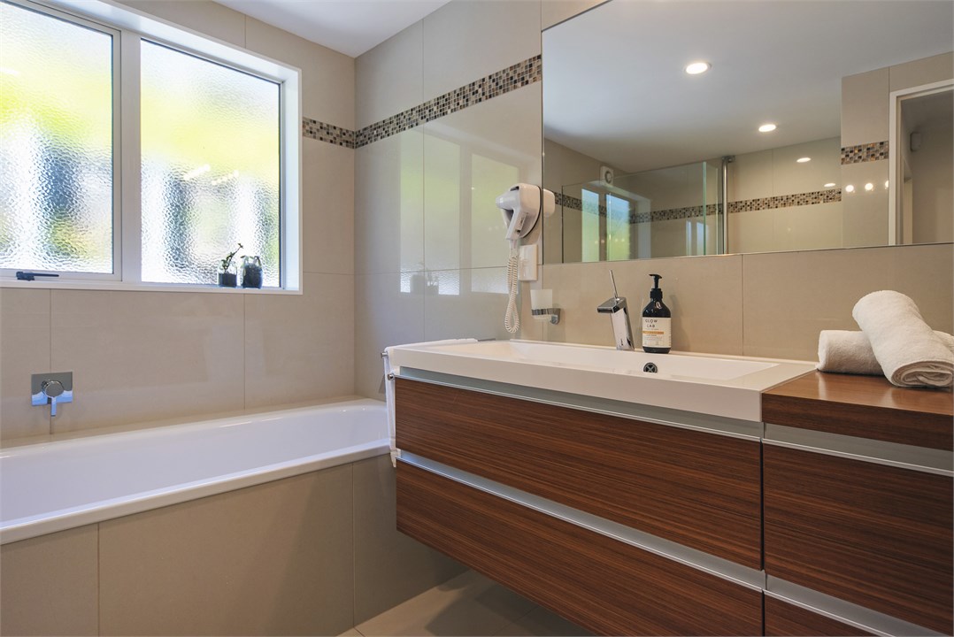 Bathroom 1 (Main-level)