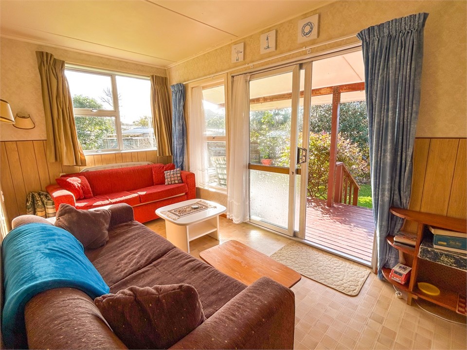 2nd lounge area with TV and Stereo entertainment