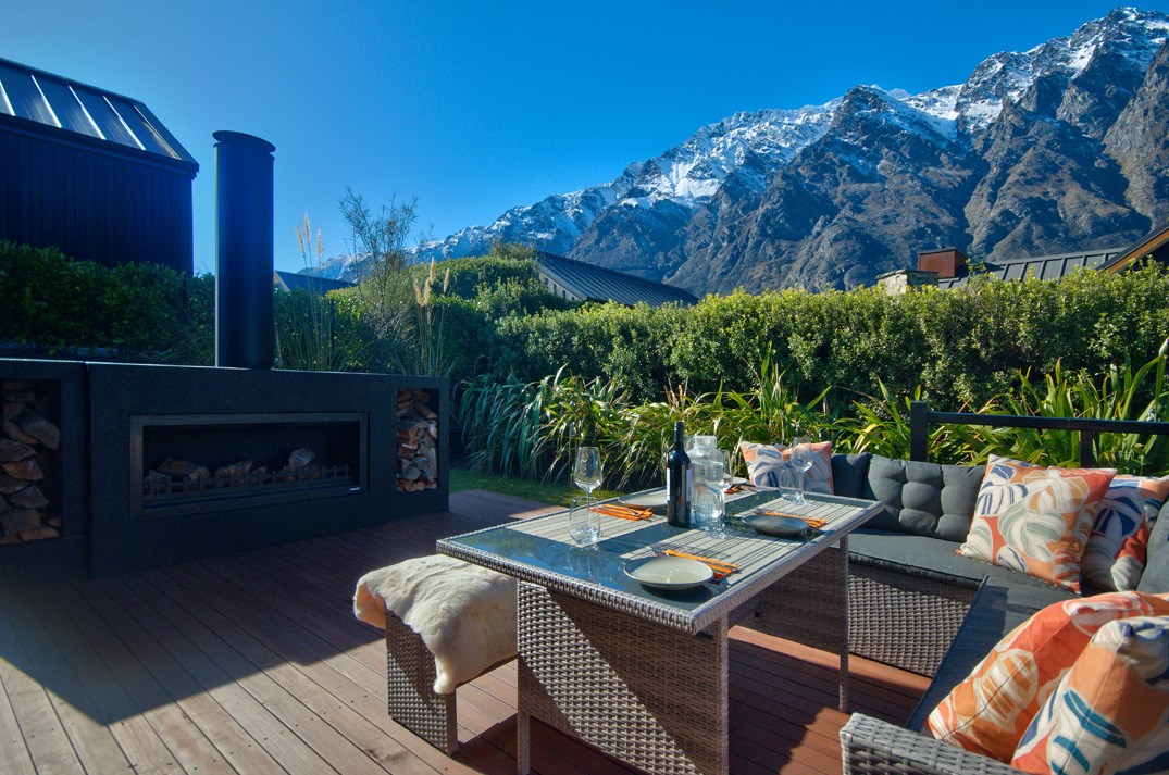 Outdoor dining with the fireplace