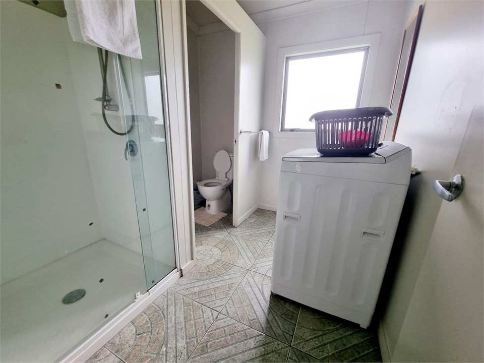 Bathroom 2 w washing machine