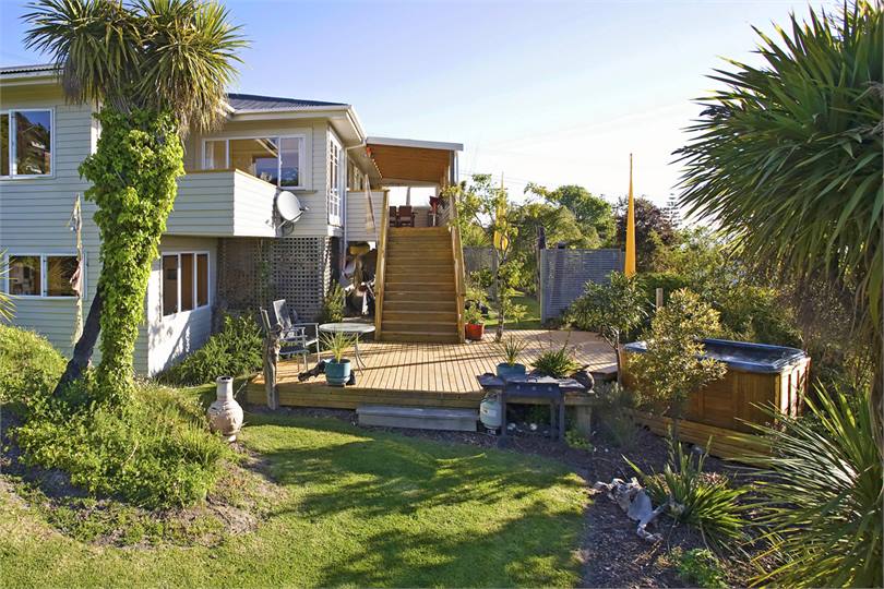 Lawn, spa and deck area