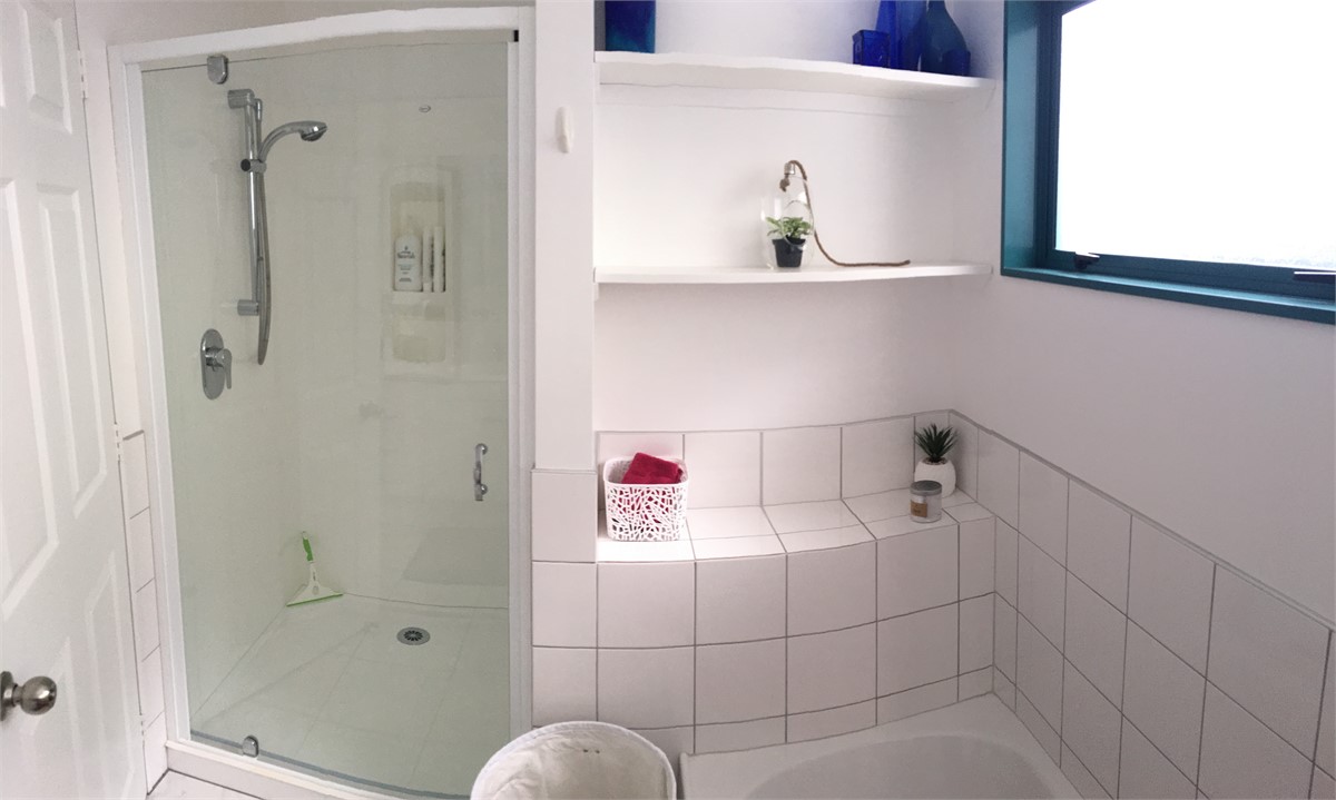 Bathroom next to Queen room