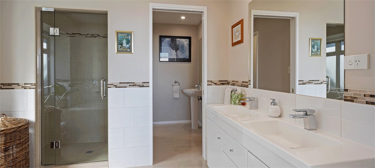 Master ensuite bathroom with Shower, separate Bath