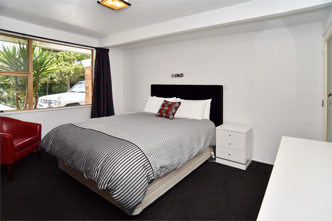 Bedroom 1 has a Queen bed