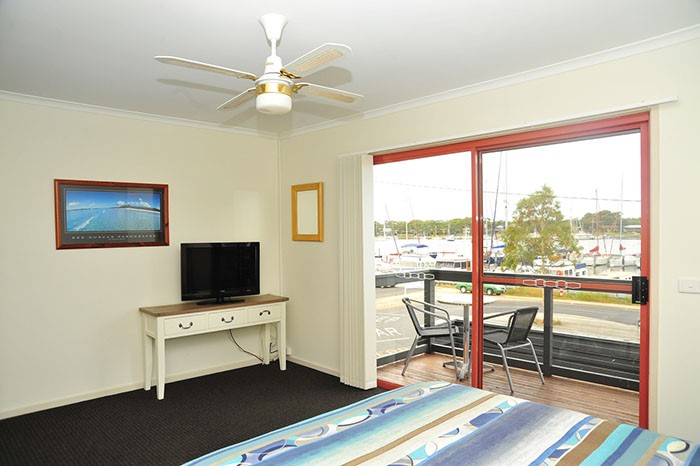 Apartment main bedroom