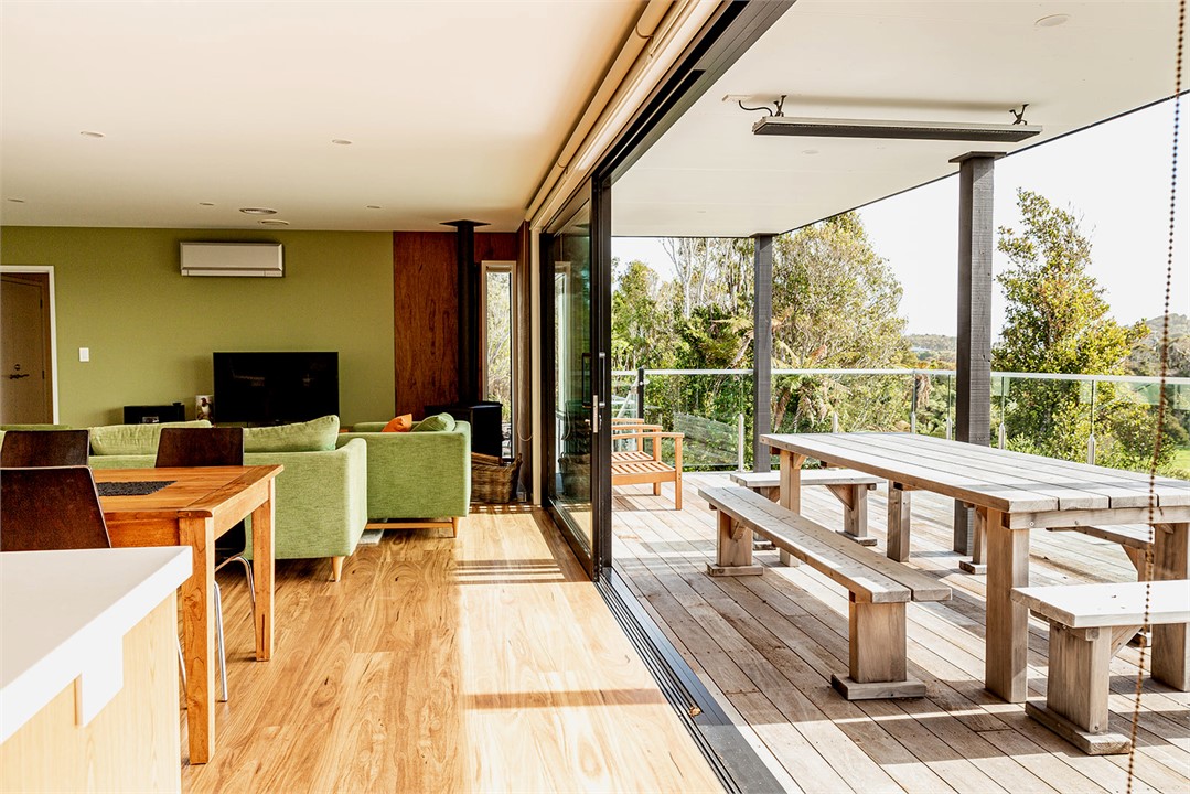 Large indoor & outdoor living areas