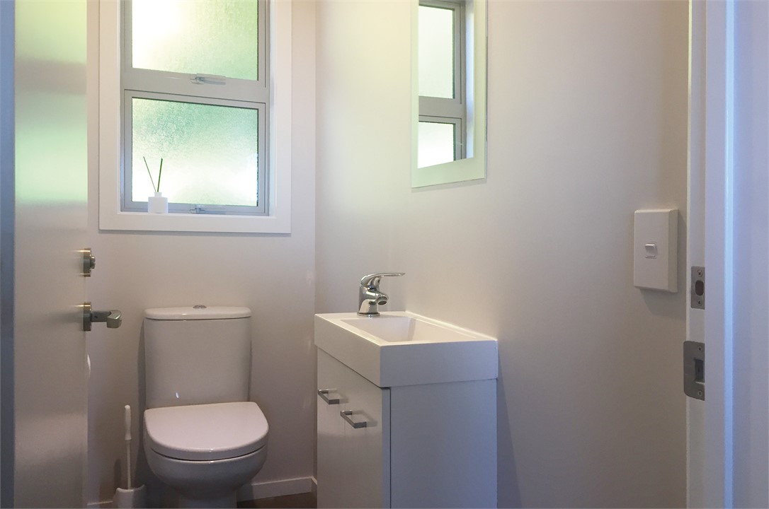 Afjacent toilet fro bedroom 2