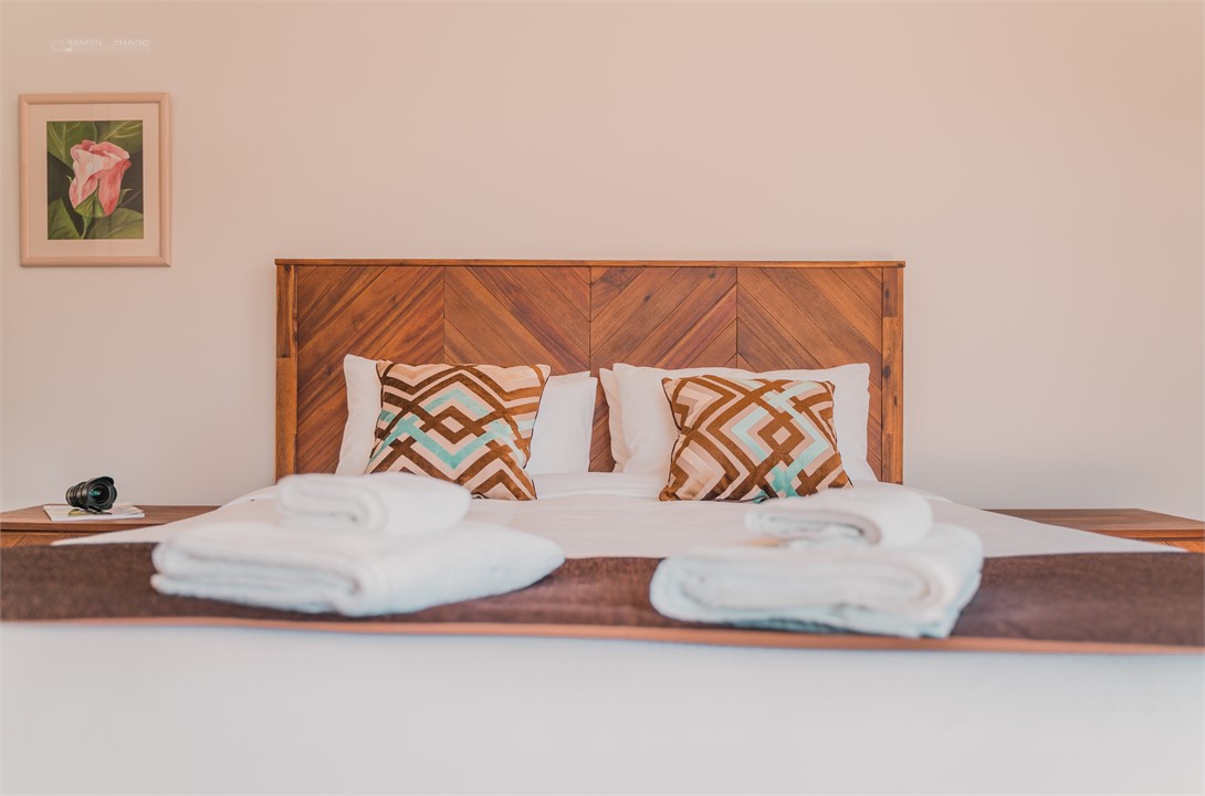 Hotel quality beddings - linens, dovet, pillows, t