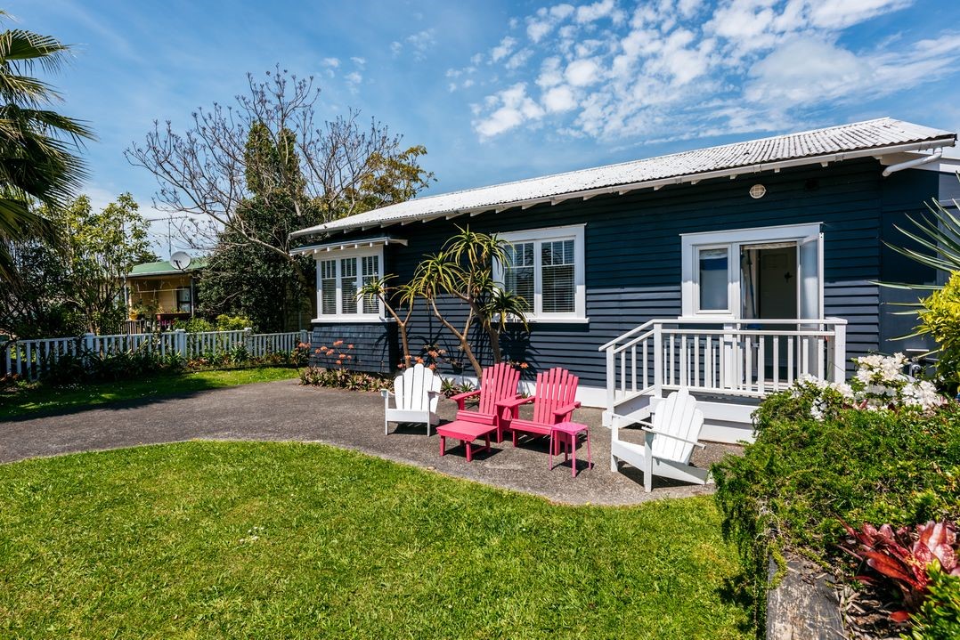 Mrs Jones Holiday Cottage (Bachcare) Waiheke Island Bach for rent