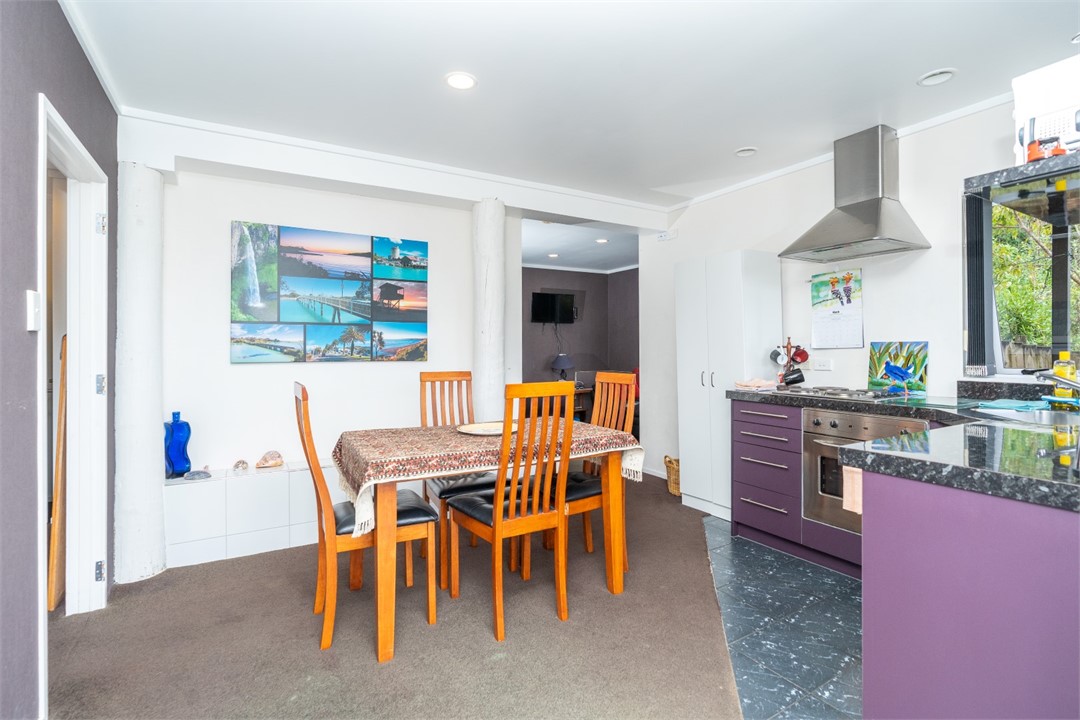 Dining area that seats 4