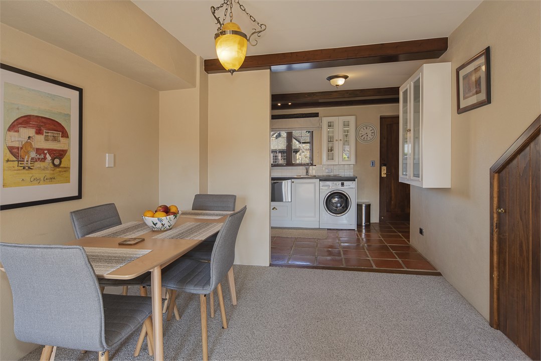 Dining area & kitchen