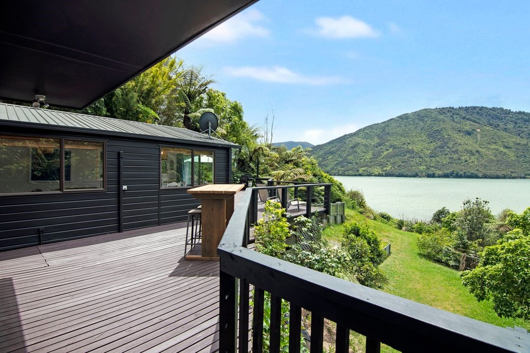 Thirsty Weta Belvue (Bachcare) Picton Holiday Home for rent Holiday Houses