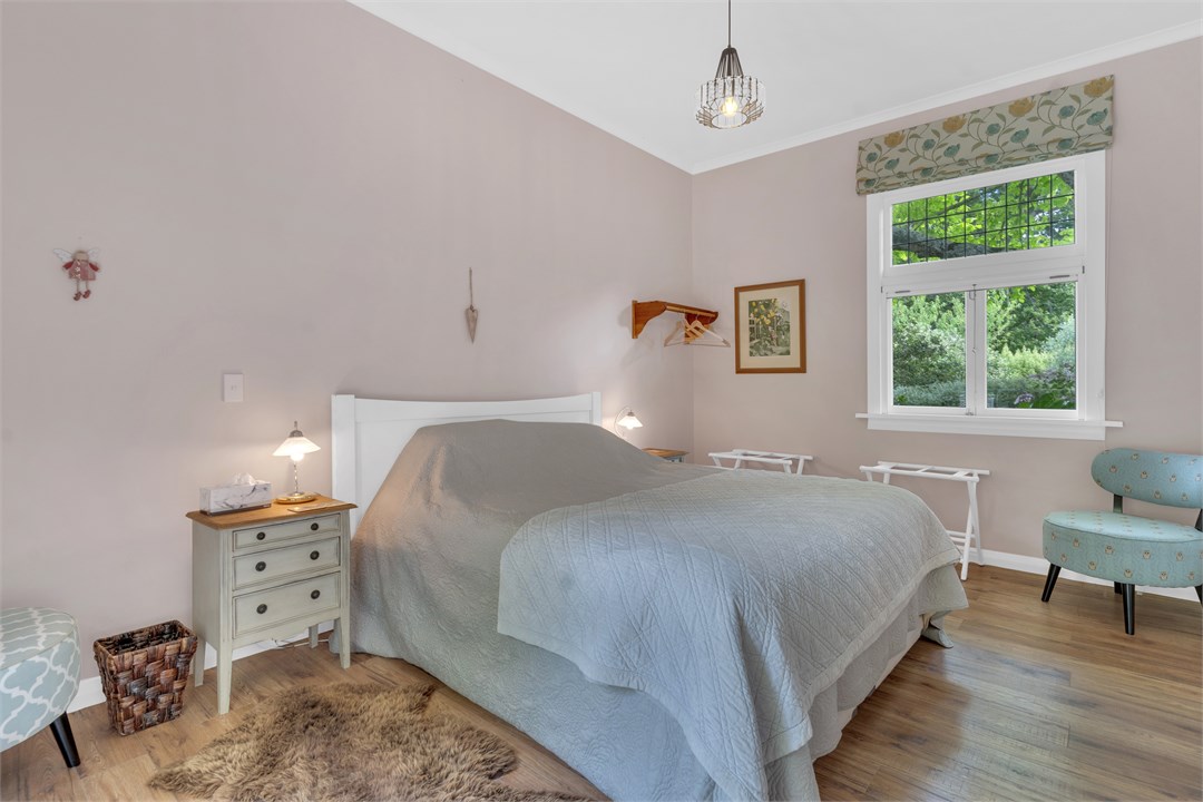 Bedroom 1. King size bed, electric blanket.