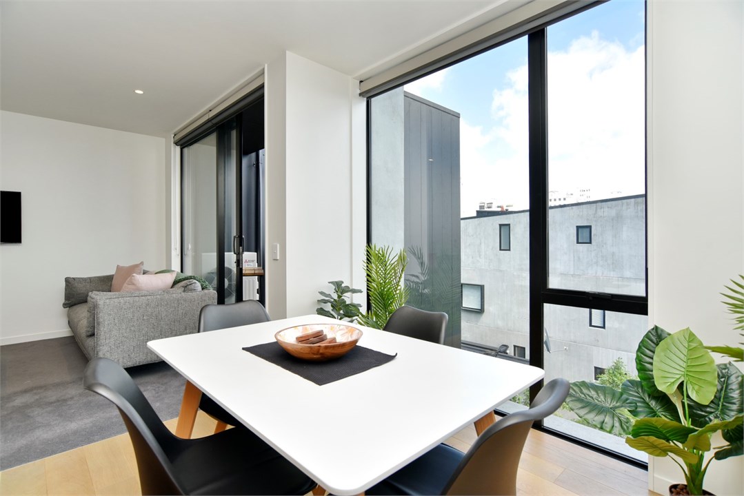 Dining table that seats 4 people