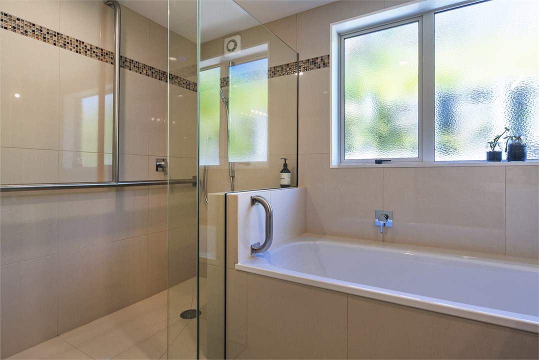 Bathroom 1 (Main-level)