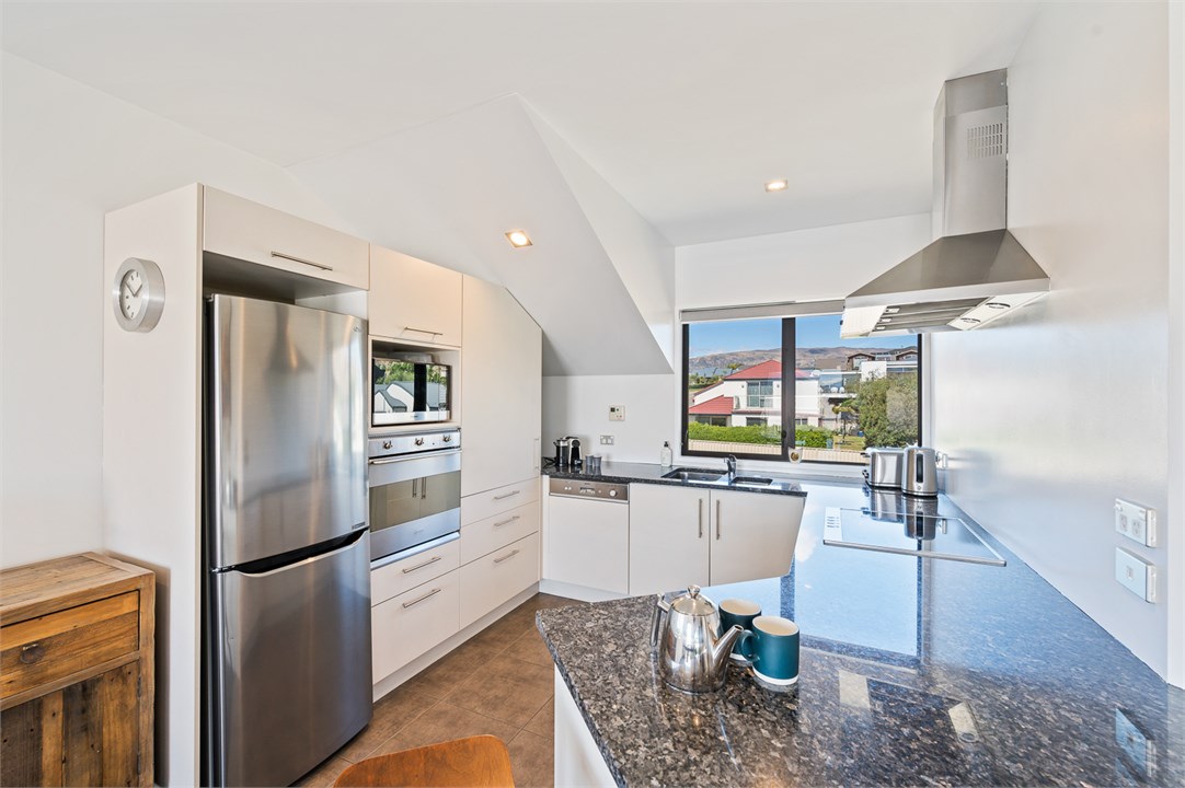 Kitchen with Oven, Microwave, Fridge/Freezer