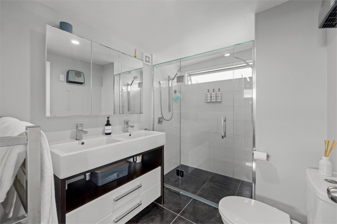 Upstairs Master Ensuite bathroom