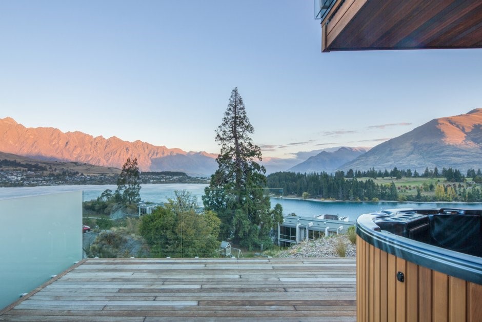 Outdoor spa pool/hot tub with jaw dropping mountai