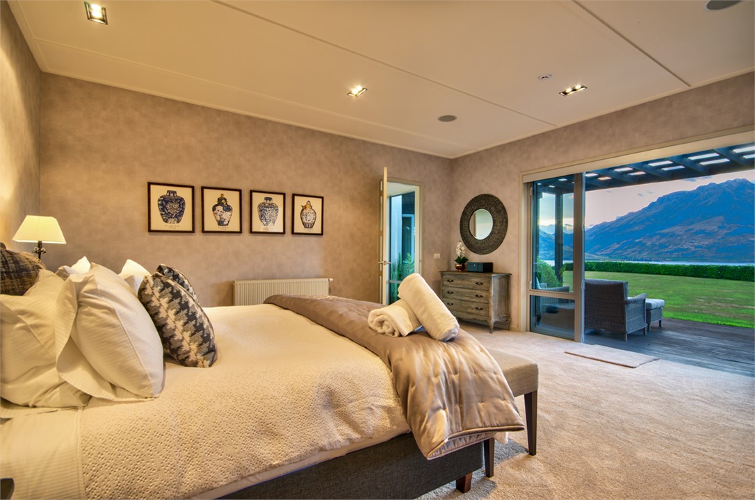 Master Bedroom (King Bed)