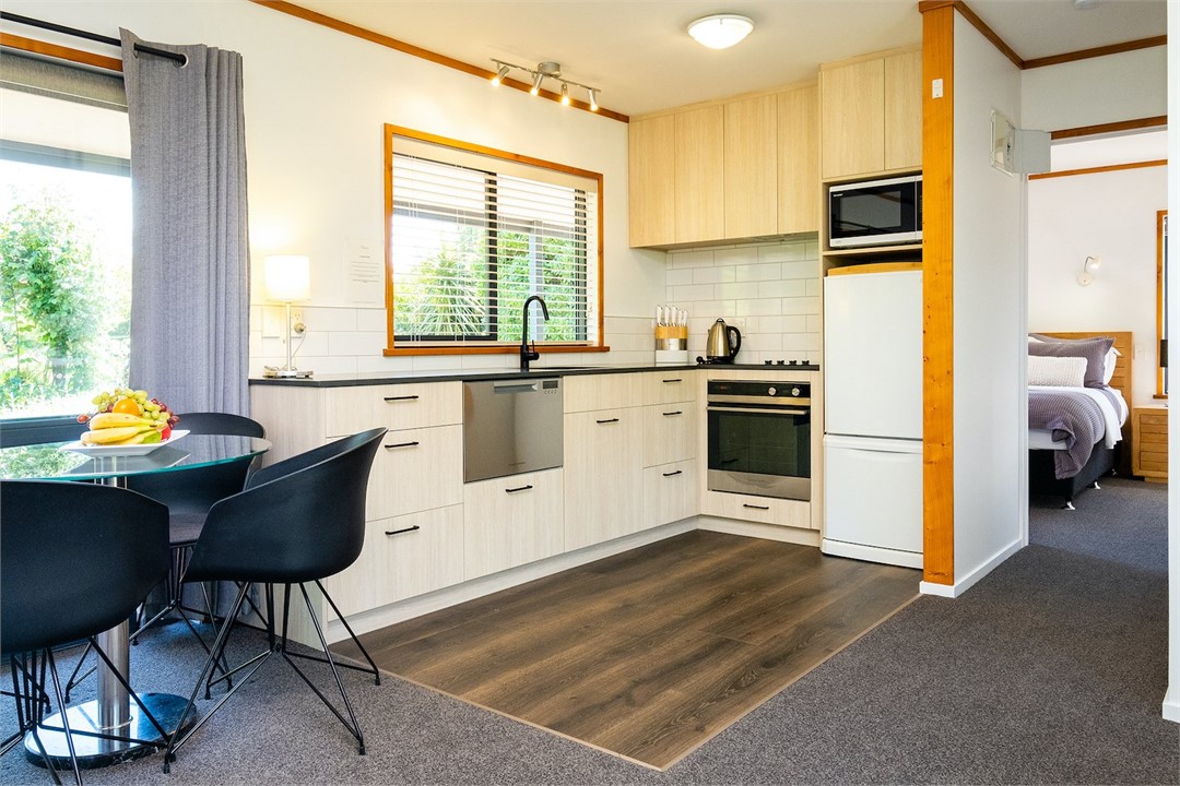 Magnolia Kitchenette and Dining