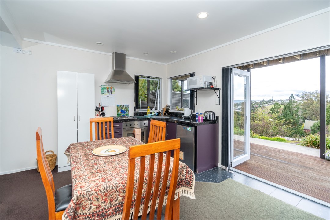 Dining area that seats 4