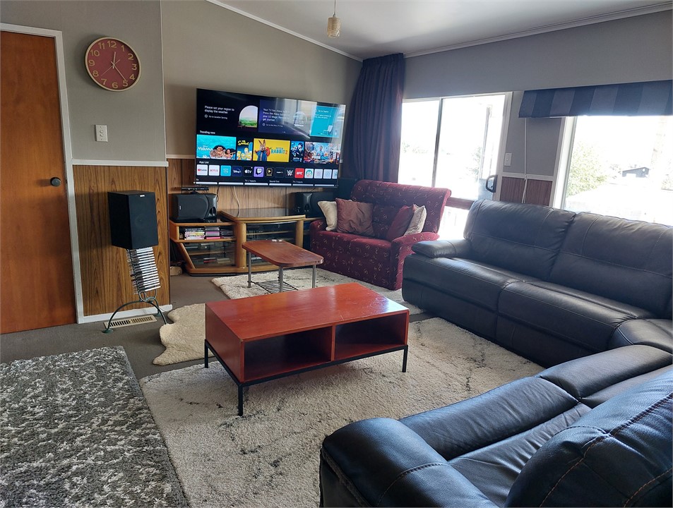 Leather armchairs, 8K 75" TV, Blueray DVD, XBOX 36