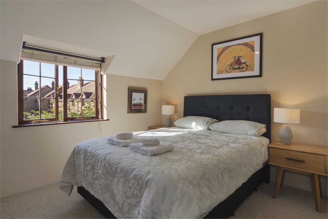 Master bedroom (upstairs) with Queen bed