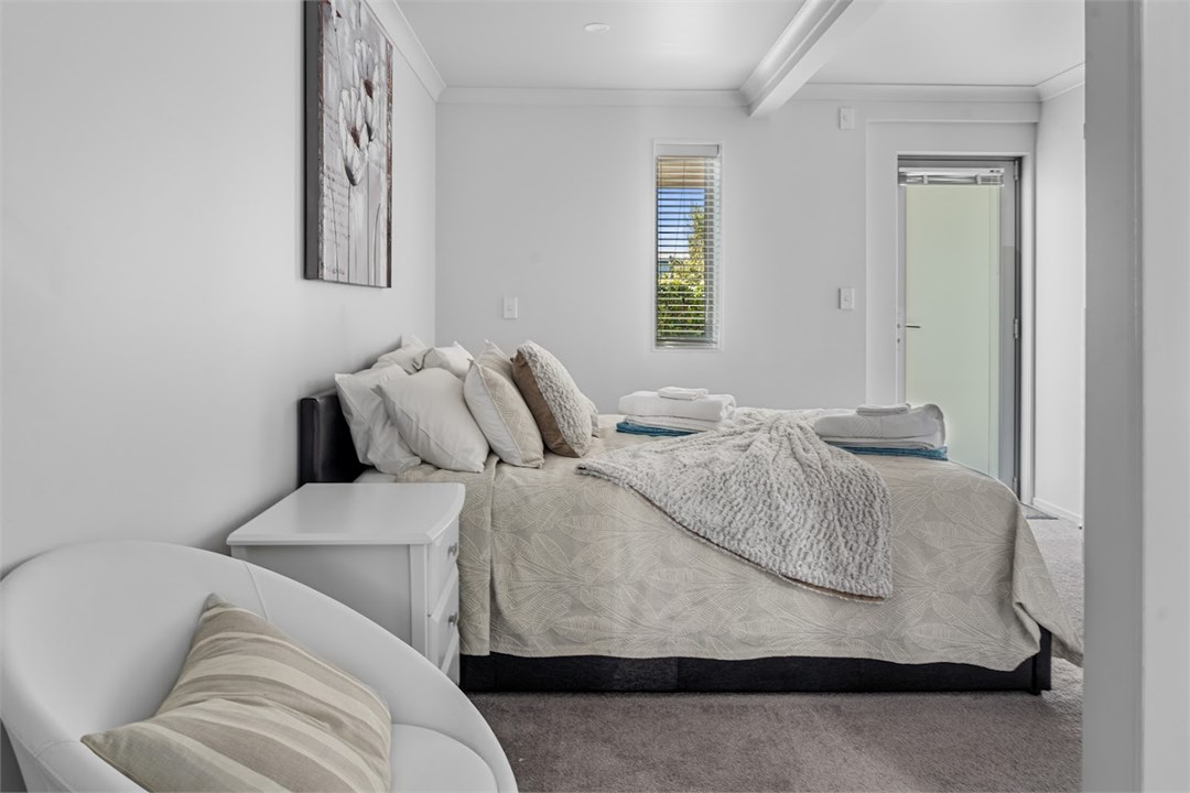 Bedroom 5 - Front Apartment -Queen / single