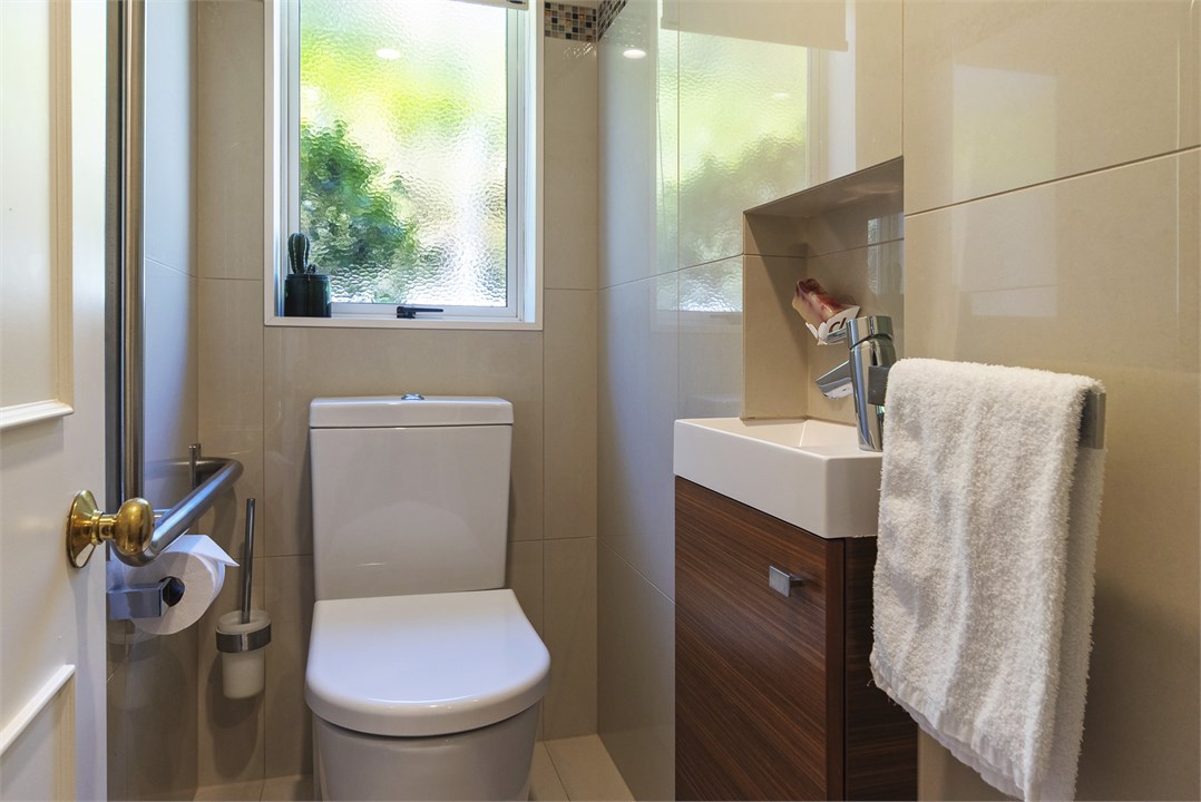 Bathroom 1 (Main-level)