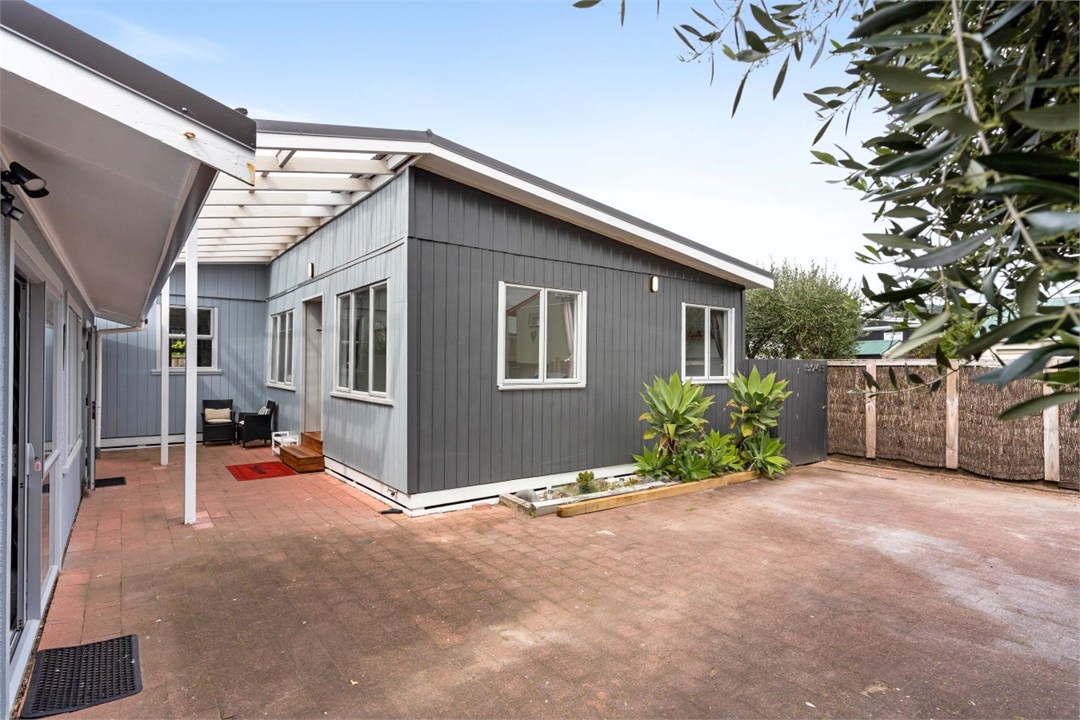 Sleep-out at left - bach at right